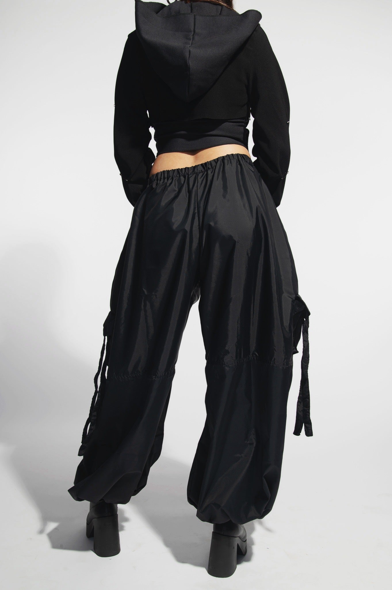 BLACK PARACHUTE PANTS