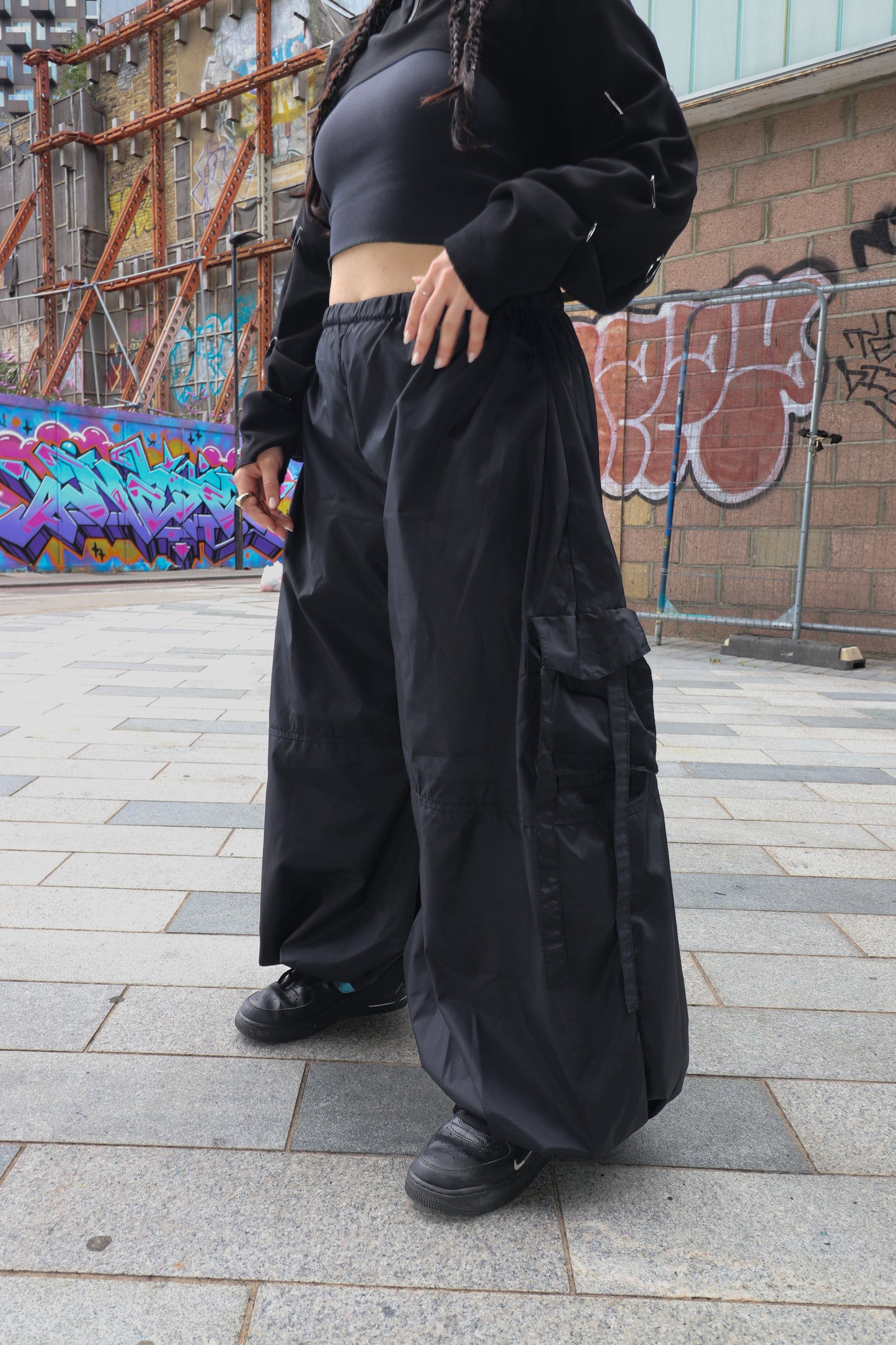 BLACK PARACHUTE PANTS